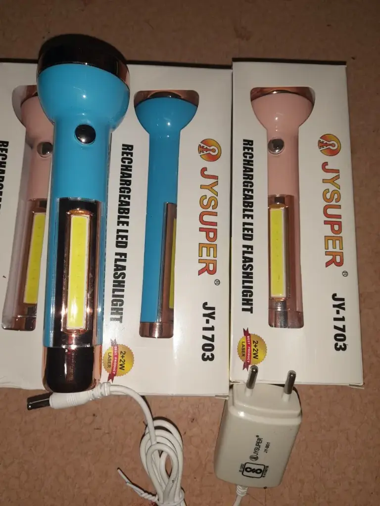 RECHARGABLE LED FLASHLIGHT WITH CHARGER